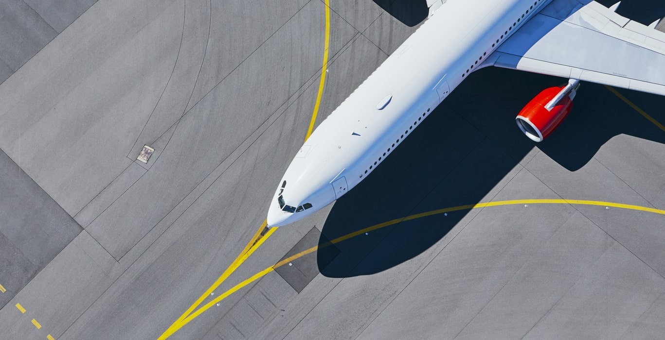 Cestující v letištní hale